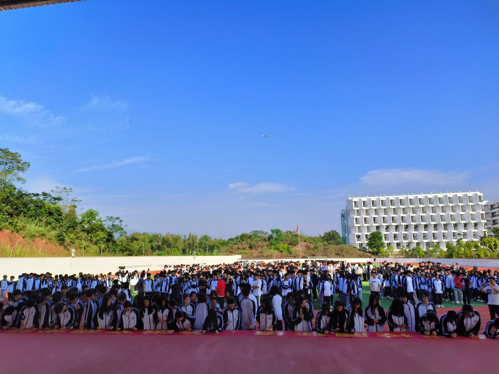 江南·体育登录入口开展＂爱护校园环境，共建文明校园＂主题活动签名仪式