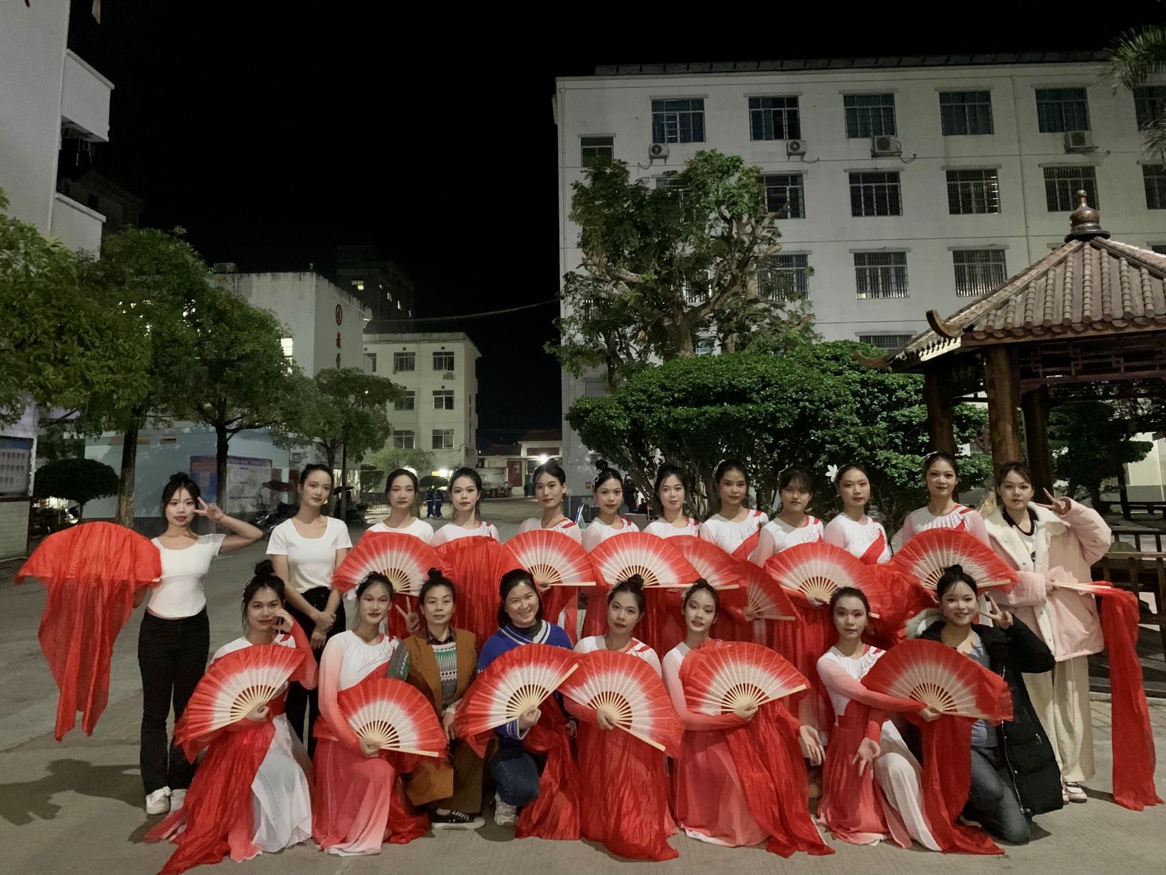 江南·体育登录入口到木乐一中绘画展示、参与晚会表演