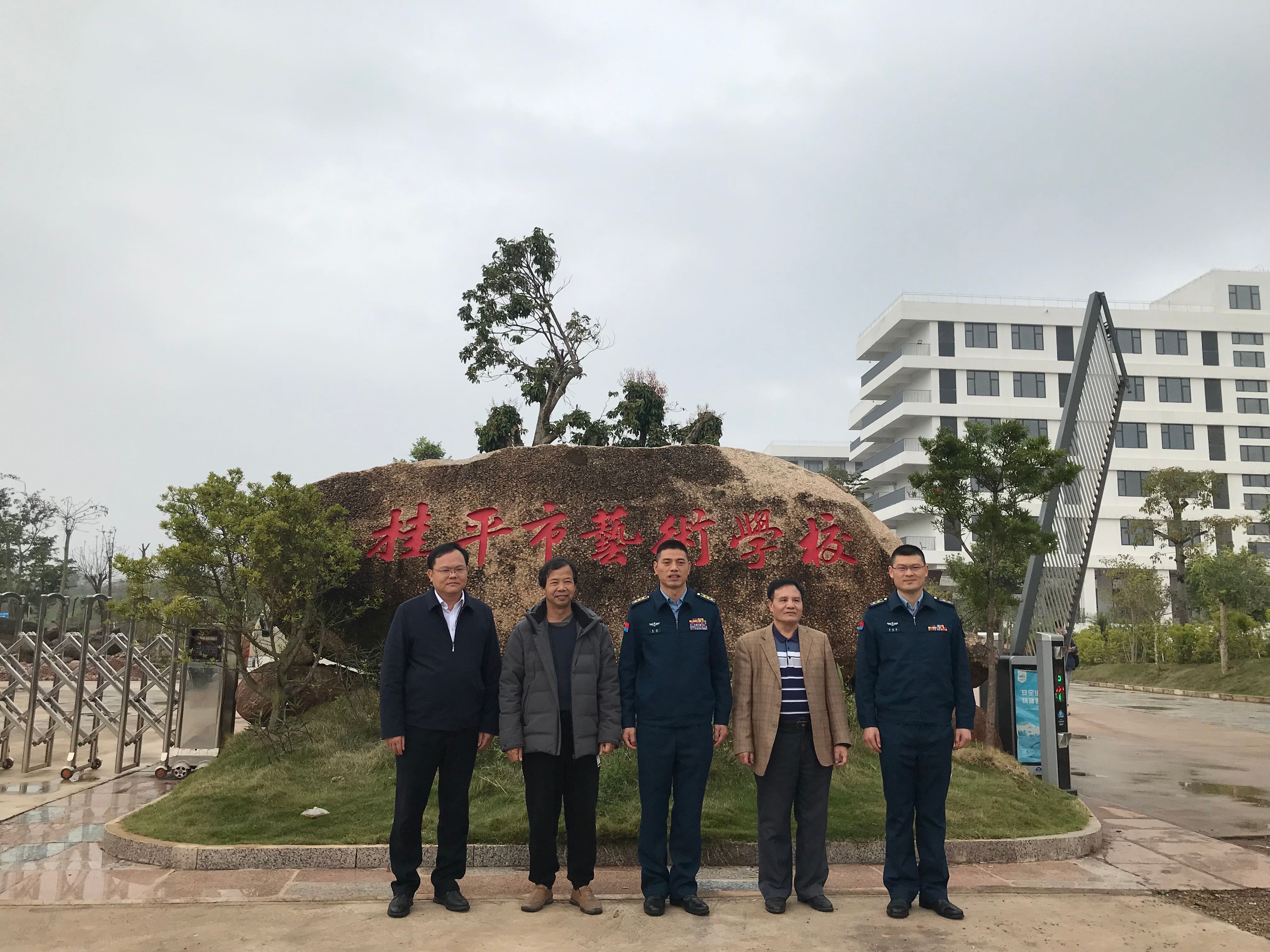 部队首长到我校指导工作丨 江南·体育登录入口  丨一方水土养育一代人。军民鱼水情，让我们的家园充满阳光、充满生机、充满希望！